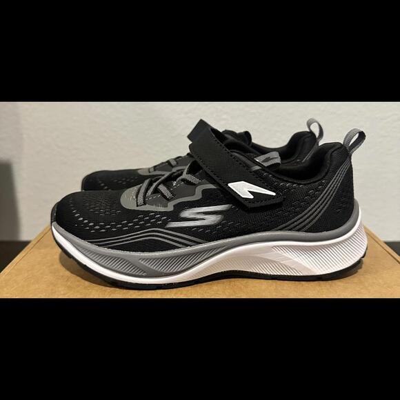 New Skechers Boys Sneakers Youth Size 2 Black/White/Gray - Picture 2 of 4